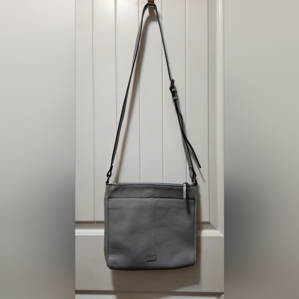 Clarks Medium Sized Crossbody Purse, Light Blue. Leather Pocket book. Great Cond